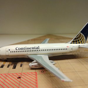 Continental B737-217 N14233 L.jpg