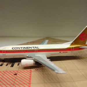 Continental B737-300 N69348 L.jpg