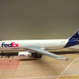 Federal Express A300F4-605R N692FE L.jpg