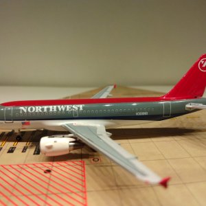 Northwest A319-114 N308NB L.jpg