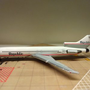 Republic B727-277A N274WC L.jpg