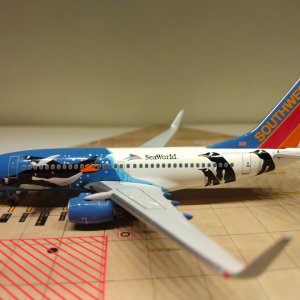 Southwest B737-7H4WL N280WN Penguin L.jpg