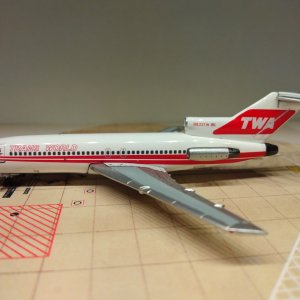 Trans World B727-031 N833TW L.jpg