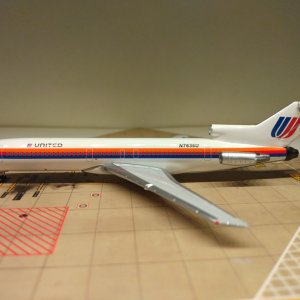 United B727-222 N7636U L.jpg