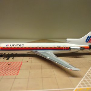 United B727-222 N7644U L.jpg