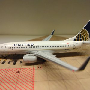 United B737-724WL N13718 L.jpg