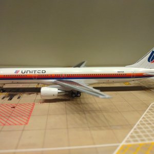 United B757-222 1988 N501UA L.jpg