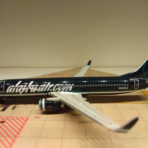 Alaska B737-890WL N548AS L.jpg