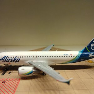 Alaska A320-214 N625VA L.jpg