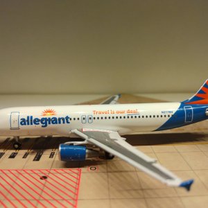 Allegiant A320-214 N217NV L.jpg