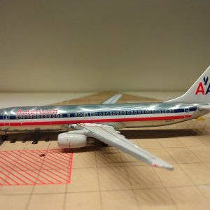 American B737-823 N902AN L.jpg