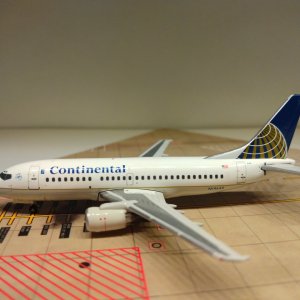 Continental B737-524 N14645 L.jpg