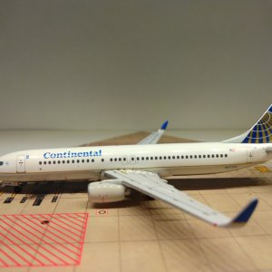 Continental B737-824WL N37293 L.jpg