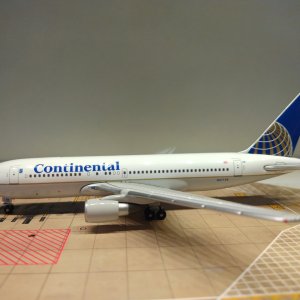 Continental B767-224ER N67158 L.jpg