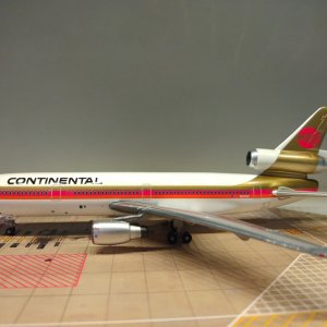 Continental DC-10-30 N12061 L.jpg