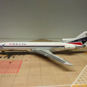 Delta B727-232A N458DA L.jpg