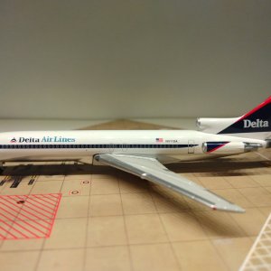 Delta B727-232A N511DA L.jpg