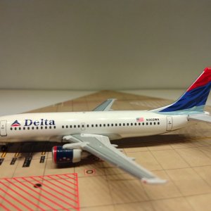 Delta B737-347 N302WA L.jpg