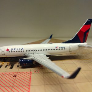 Delta B737-732WL N301DQ L.jpg