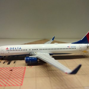 Delta B737-832WL N3744F L.jpg