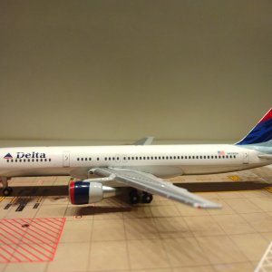 Delta B757-232 2000 N608DA L.jpg