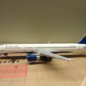 Delta B757-232 2007 N638DL L.jpg