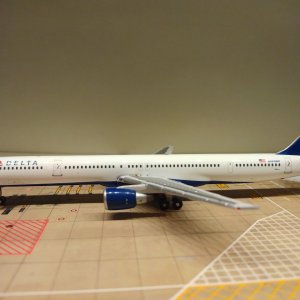 Delta B757-351 N591NW L.jpg