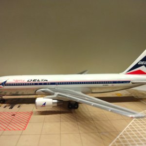 Delta B767-232 N102DA L.jpg