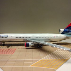 Delta MD-11 N813DE L.jpg