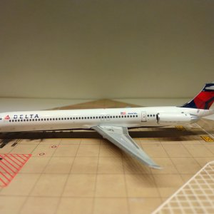 Delta MD-88 2007 N947DL L.jpg