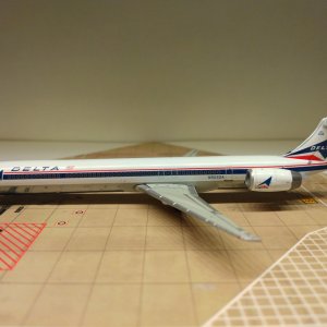 Delta MD-90-30 1982 N906DA L.jpg