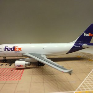 Federal Express A310-324F N802FD L.jpg