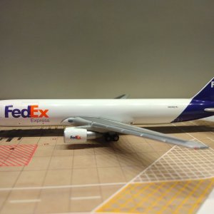 Federal Express B767-3S2FSCD N101FE L.jpg