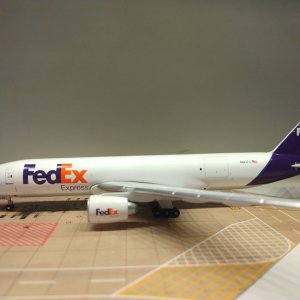 Federal Express B777-FHT N883FD L.jpg