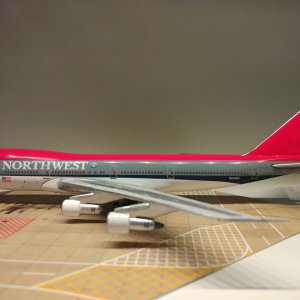 Northwest B747-212B 1989 N641NW L.jpg