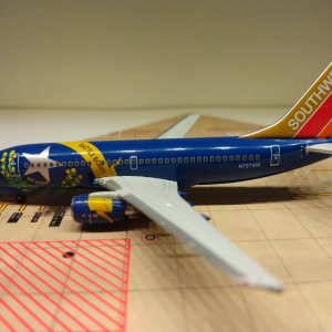 Southwest B737-7H4 N727SW L.jpg