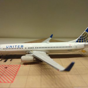 United B737-824WL N27205 L.jpg