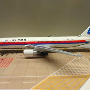 United B767-322ER 1988 N647UA L.jpg