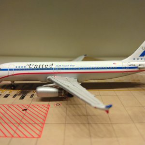 United A320-232 1993 N475UA L.jpg