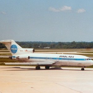 Pan Am 727-035 N4618 IND_19830529_02.jpg