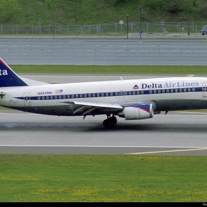 Delta 737-347 N304WA 1997.jpg
