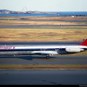 Northwest MD-80 N301RC L.jpg