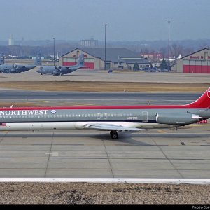 Northwest MD-80 N307RC 1989.jpg