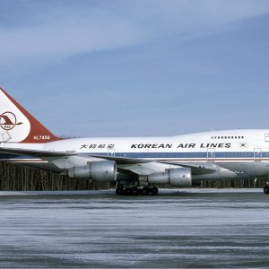 Korean_Air_Boeing_747SP_at_Basle_-_January_1985.jpg