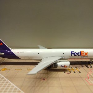 FedEx Express 757-2B7F N901FD R.jpg