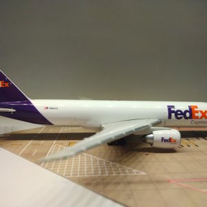 FedEx Express 777-FHT N883FD R.jpg