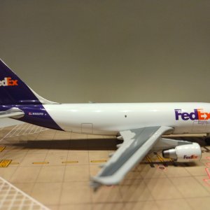 FedEx Express A310-324F N802FD R.jpg