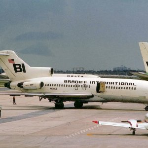 Braniff 727-100 1965 N530EJ.jpg