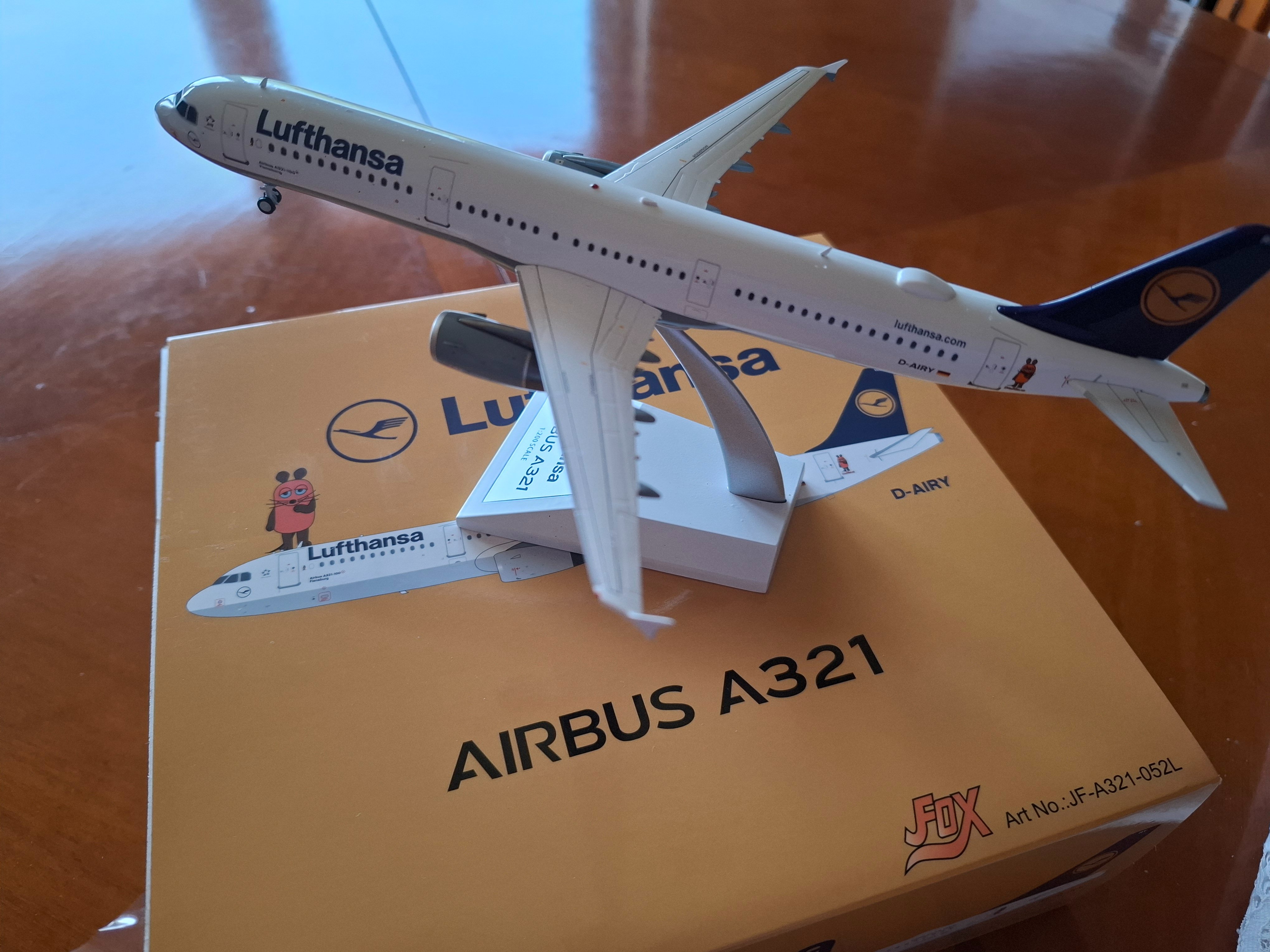 #404 Lufthansa A321-100 D-AIRY JFox.jpg