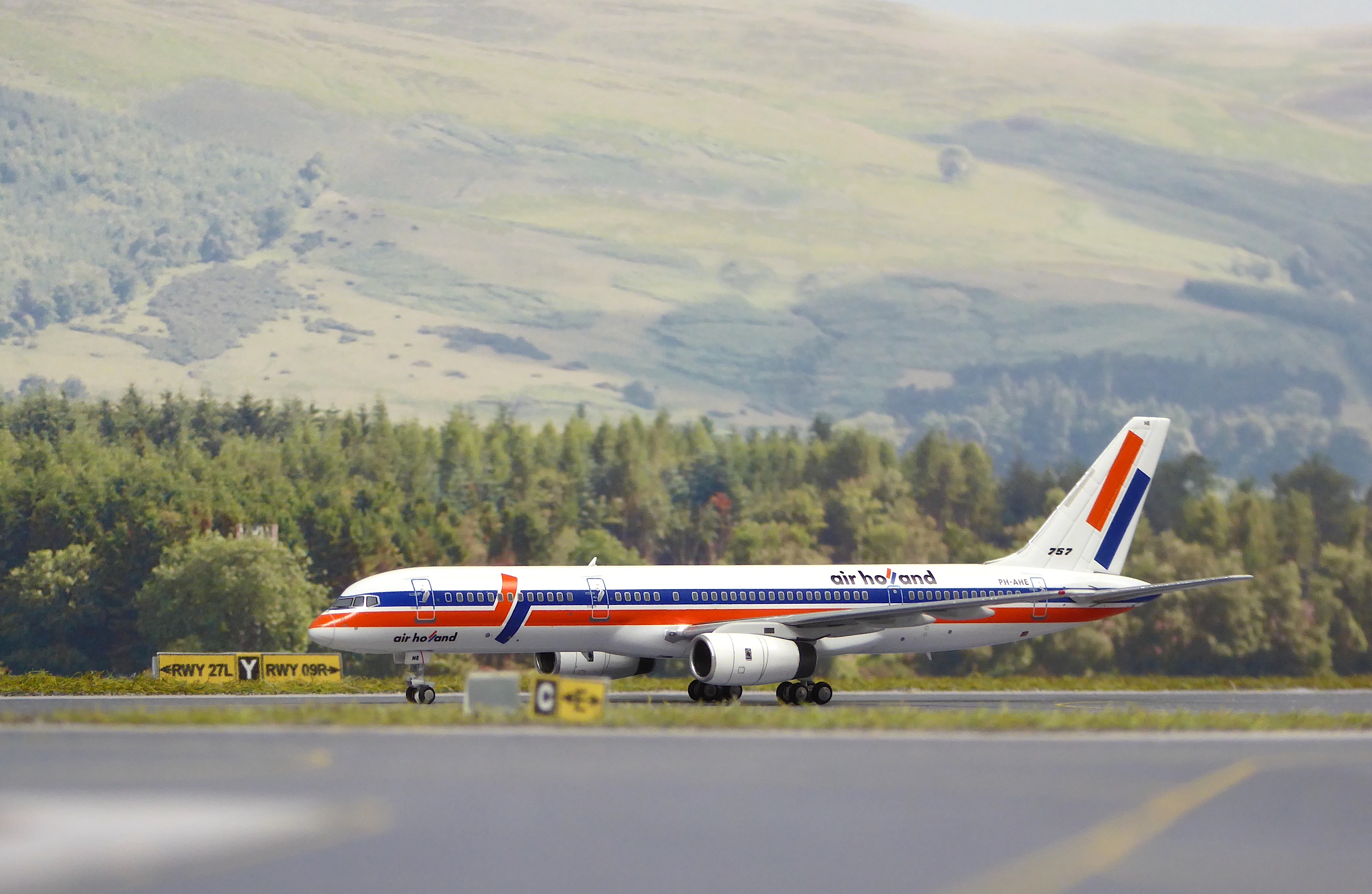Air Holland B757-200 PH-AHE_3.JPG